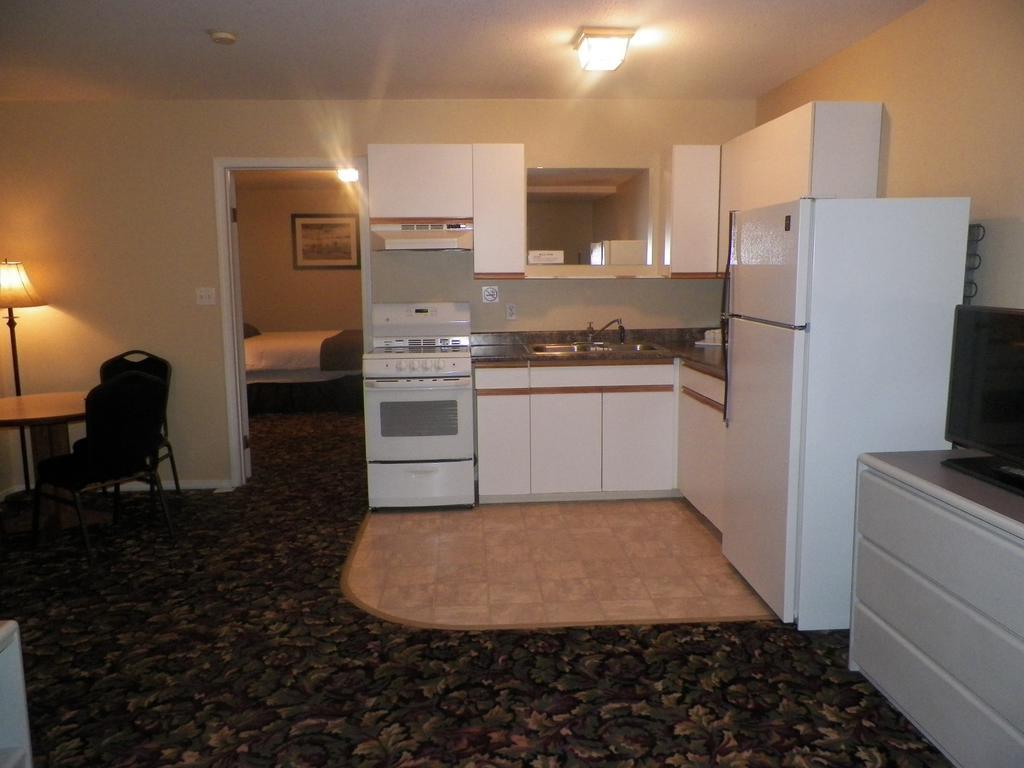 Creston Hotel & Suites Ruang foto