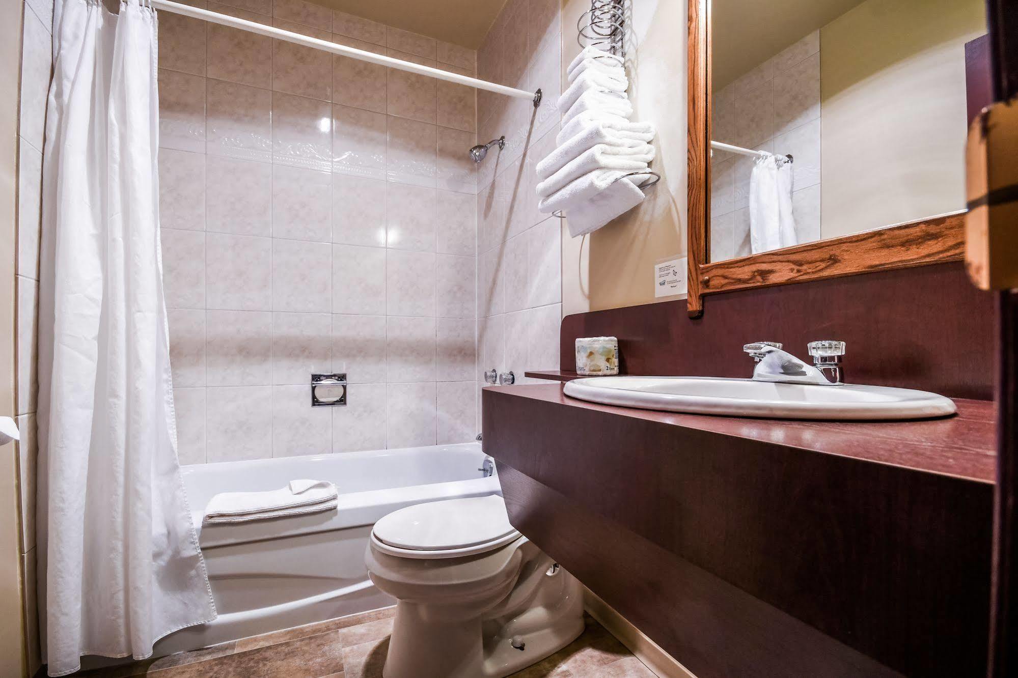 Creston Hotel & Suites Bagian luar foto