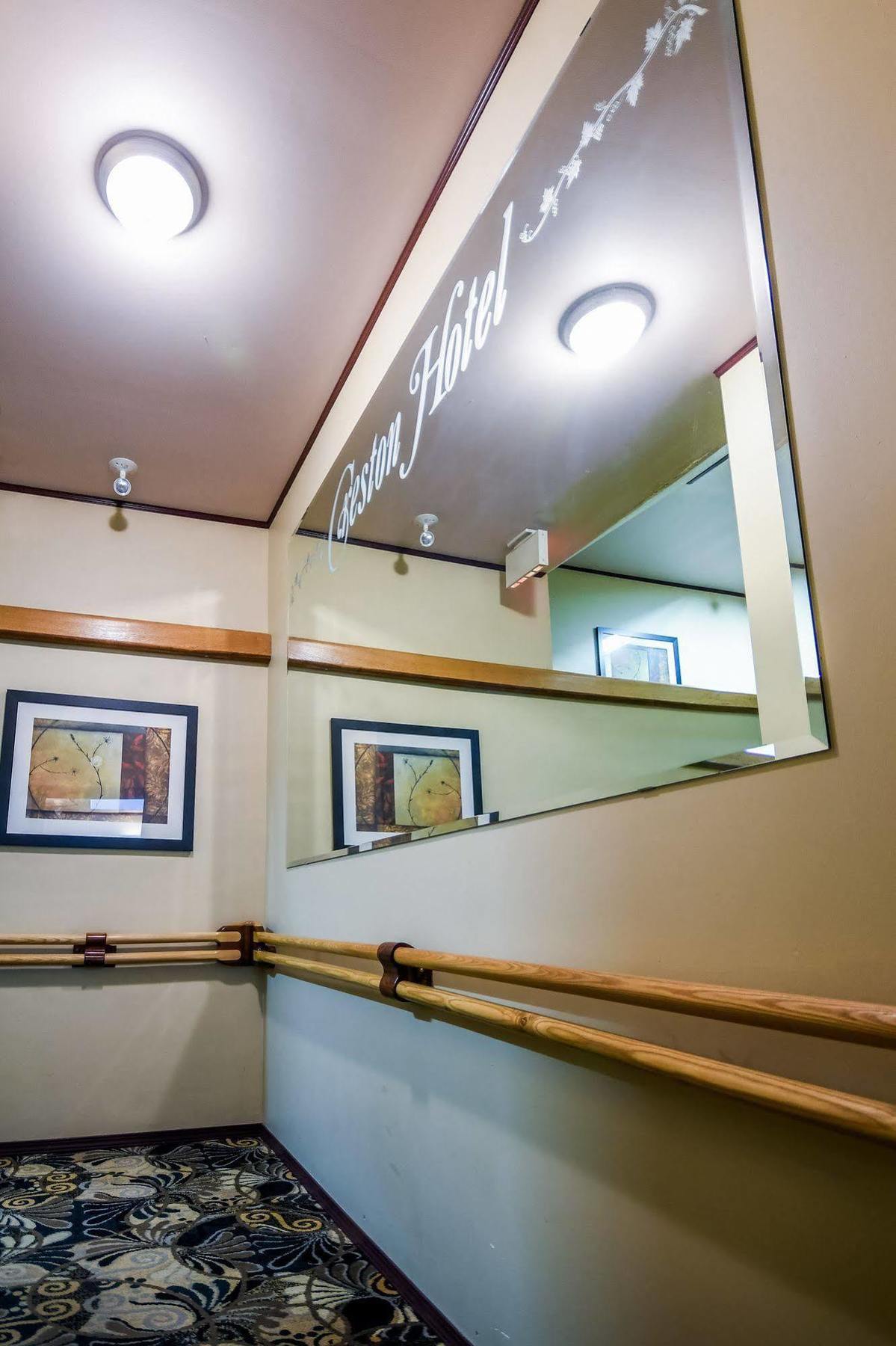 Creston Hotel & Suites Bagian luar foto