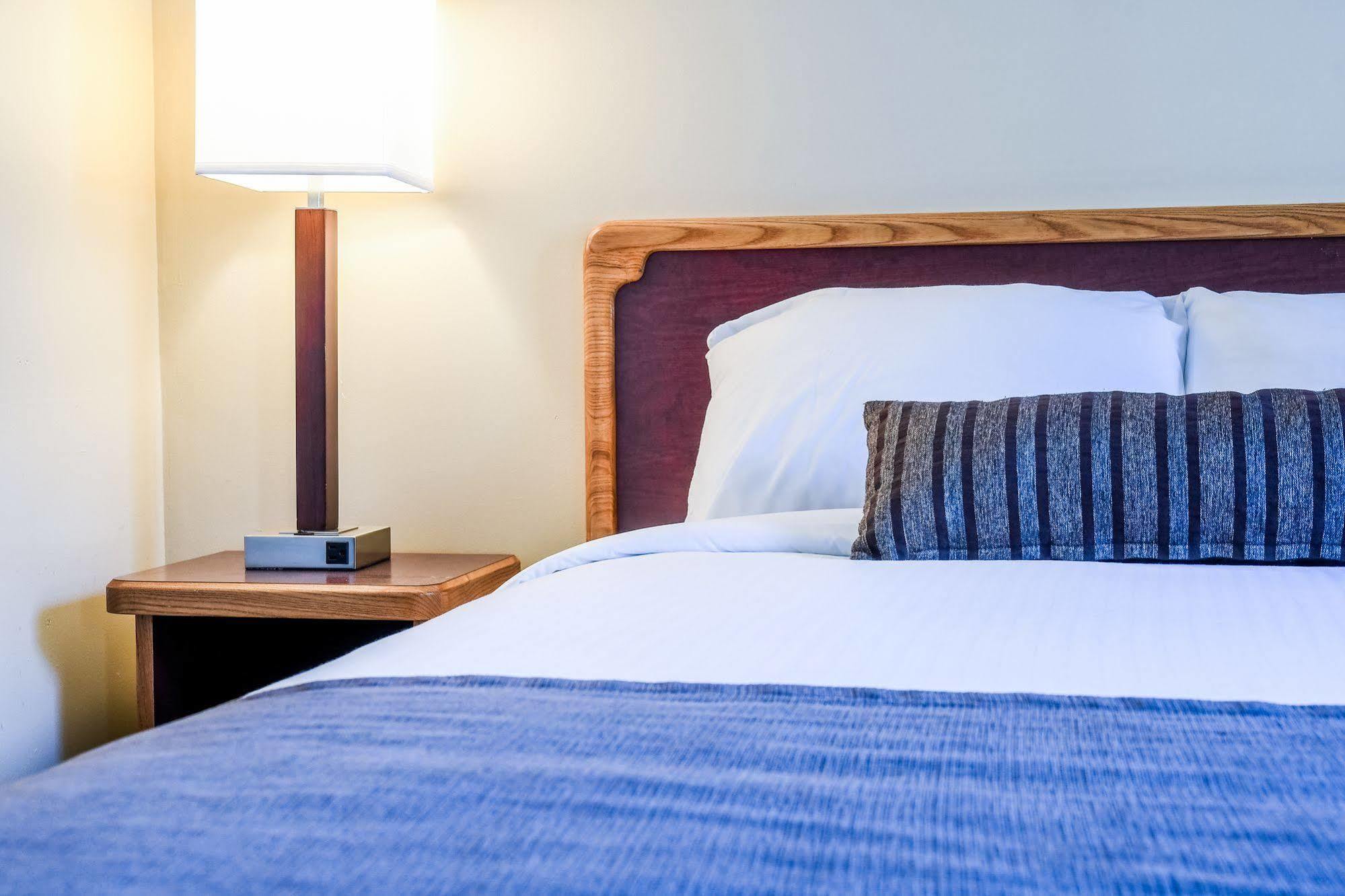 Creston Hotel & Suites Bagian luar foto